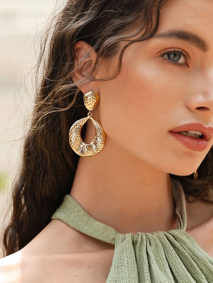 Bông tai vừa tạo điểm nhấn vừa tôn lên từng đường nét của khuôn mặt.