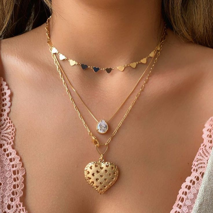 Nên chọn một điểm nhấn chính khi phối nhiều món phụ kiện.