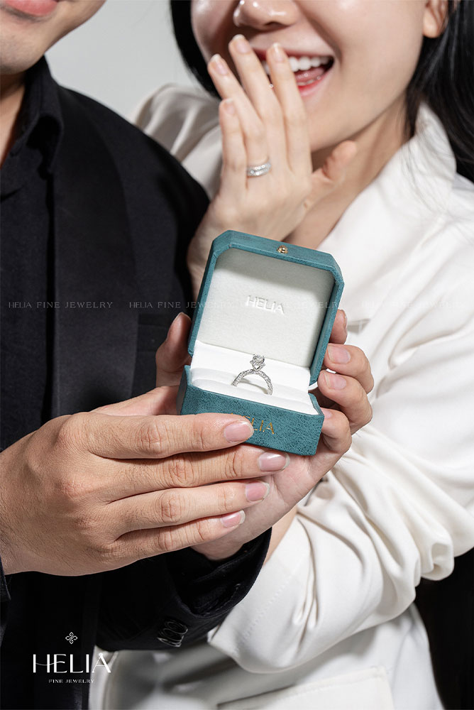 Chọn mẫu nhẫn cầu hôn theo kiểu dáng cũng như cách bạn kể nên câu chuyện tình yêu của mình một cách hoa mỹ và sang trọng hơn.