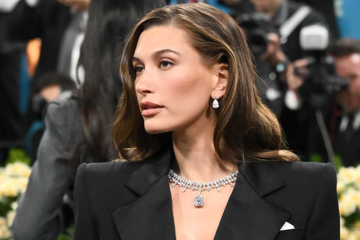 Hailey Bieber với bộ trang sức của Tiffany & Co.
