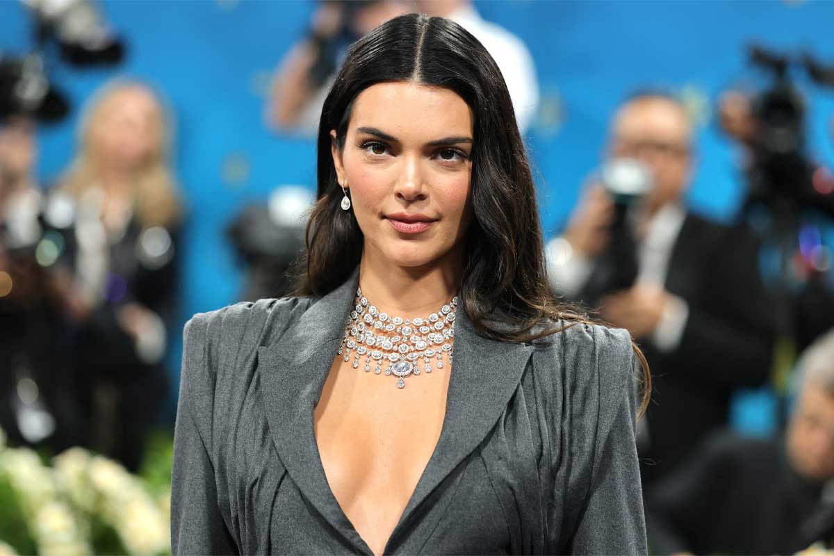 Kendall Jenner chọn mẫu trang sức nhà Chopard cho sự kiện lần này.