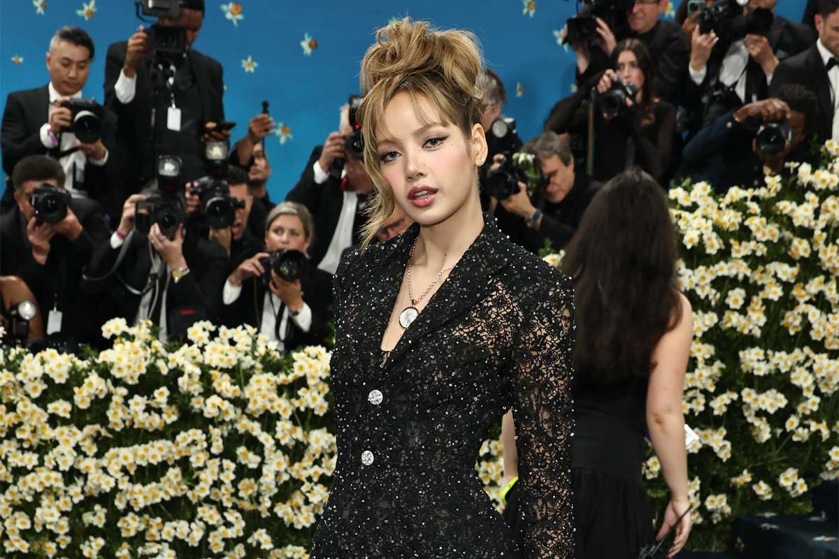 Lisa lựa chọn bộ trang sức Monete đậm chất La Mã cổ đại cho sự kiện lần này.
