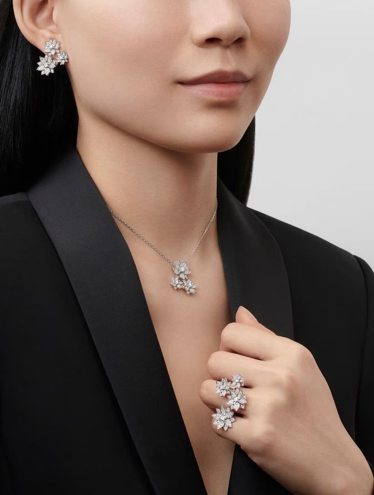Van Cleef & Arpels nổi tiếng với dòng trang sức họa tiết thiên nhiên độc đáo và ấn tượng.
