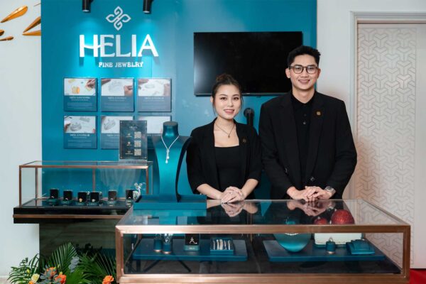 Booth trưng bày trang sức của Helia Fine Jewelry tại chung kết Manhunt Vietnam 2025
